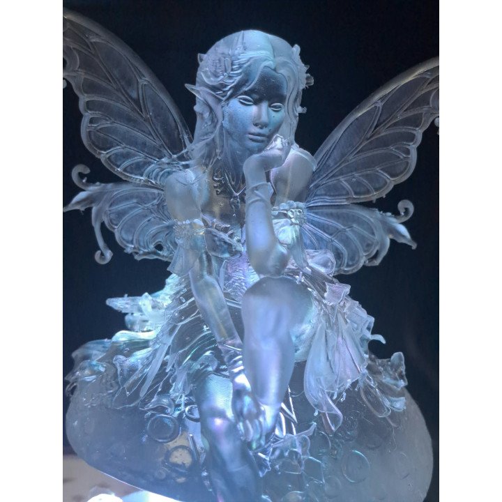 Fée rêveuse lumineuse en résine transparente