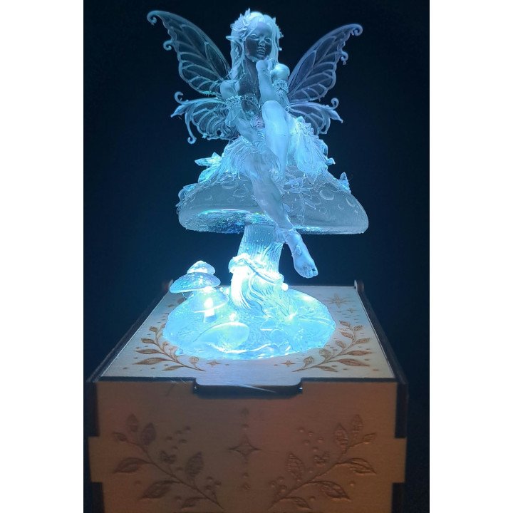 Fée rêveuse lumineuse en résine transparente